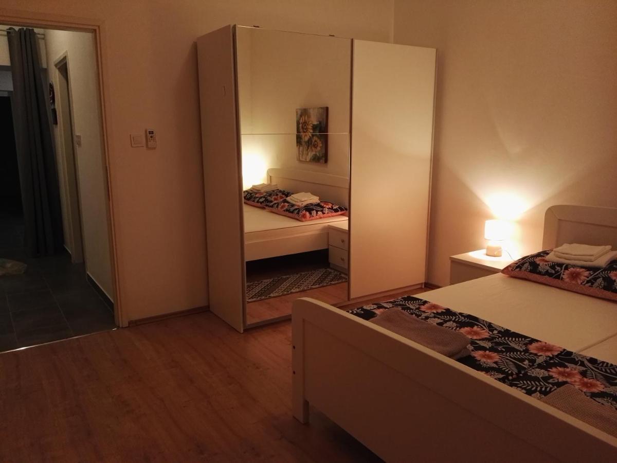 Mara Appartement Pula Buitenkant foto
