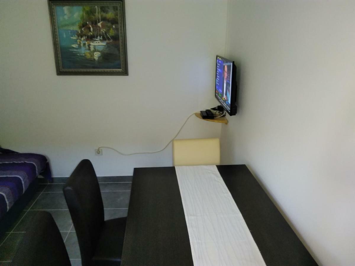 Mara Appartement Pula Buitenkant foto