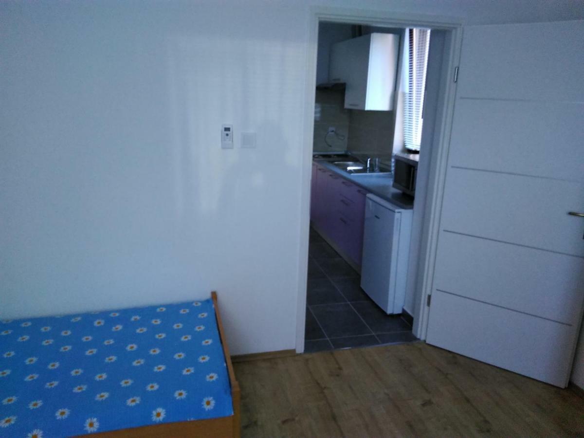 Mara Appartement Pula Buitenkant foto