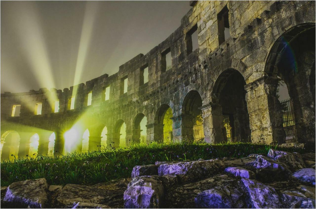 Mara Appartement Pula Buitenkant foto